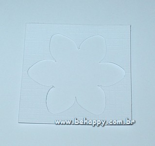 Flor vazada em papelo branco telado<