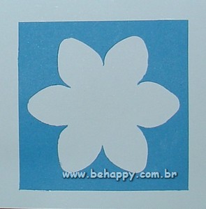 Flor vazada em papelo azul<