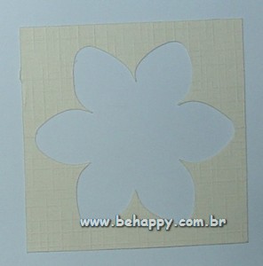 Flor vazada em papelo marfim telado<